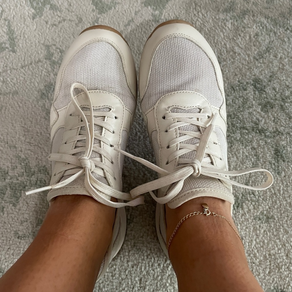 GAP WHITE SNEAKERS